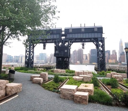 Государственный парк Gantry Plaza – настоящий оазис посреди Куинса